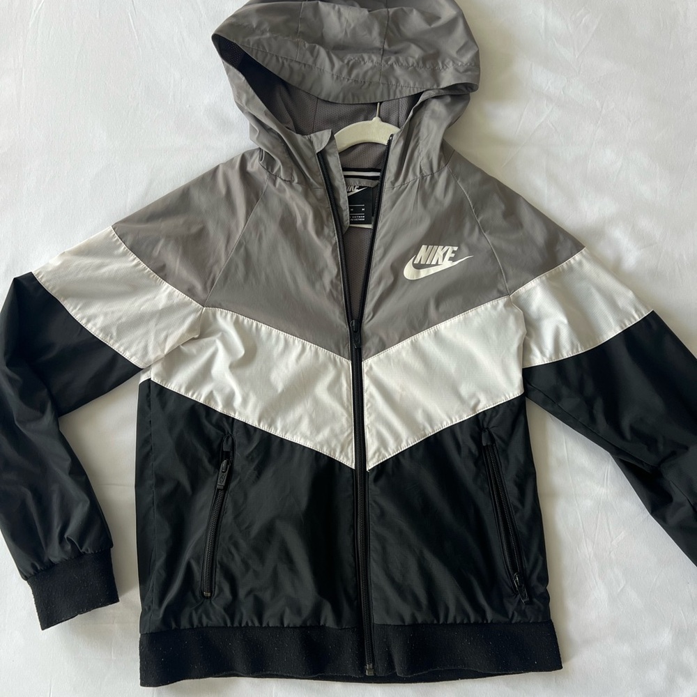 Boy’s Nike Gray and Black windbreaker, rain Jacket size M